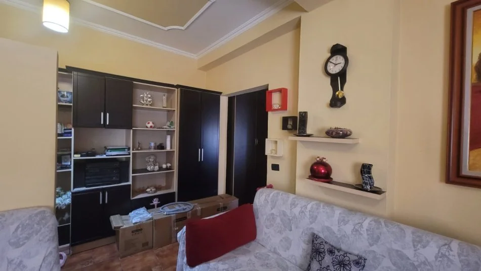 Tirane, jepet me qera apartament 2+1+Ballkon Kati 1, 550 € (Mine Peza)