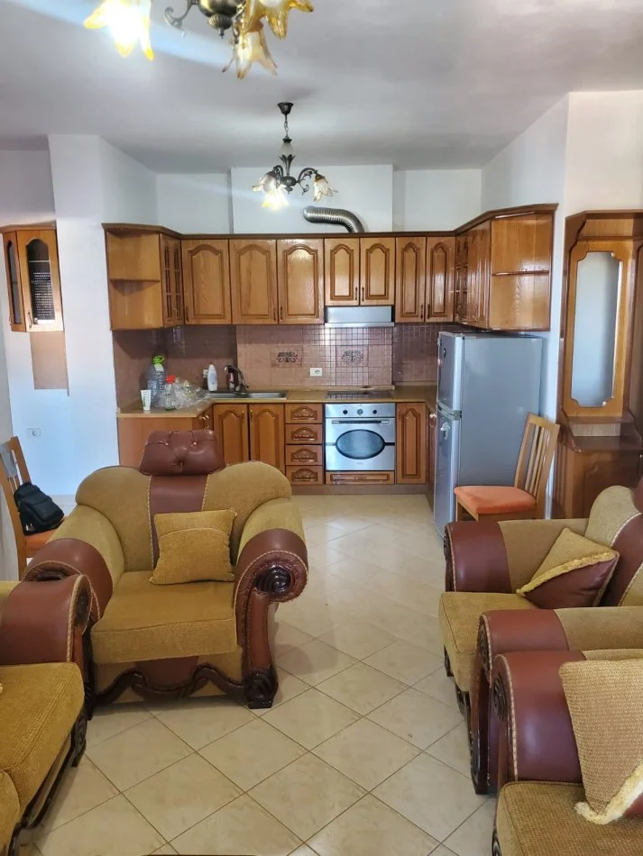 Tirane, jepet me qera apartament 2+1+Ballkon Kati 6, 80 m² 300 € (KOMBINAT)