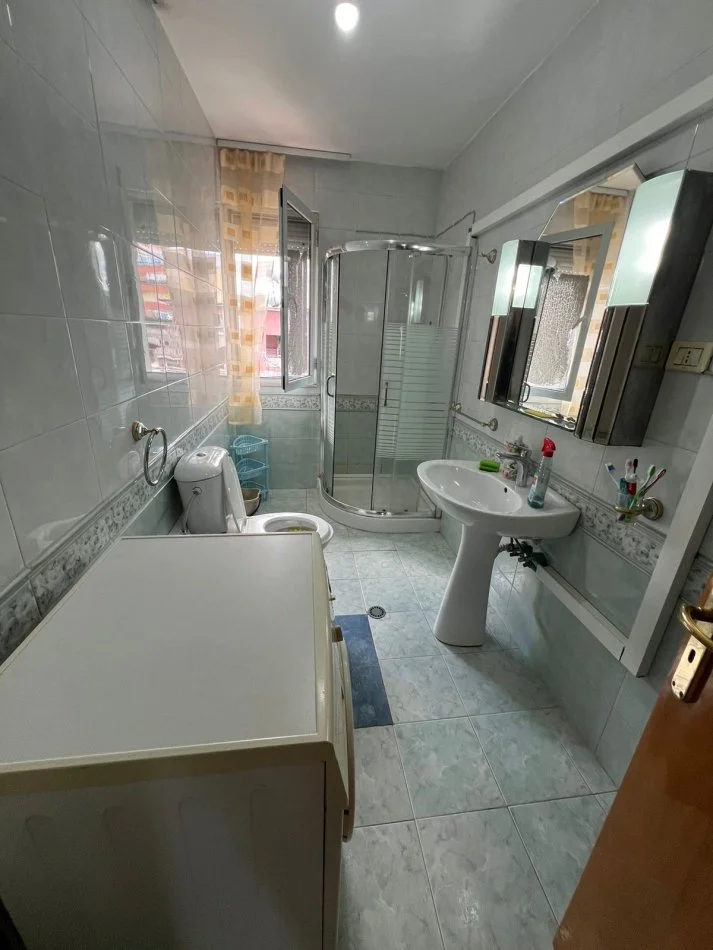 Tirane, jepet me qera apartament 1+1 Kati 5, 65 m² 450 € (Tek Ndre mjeda Tek Ish parku)