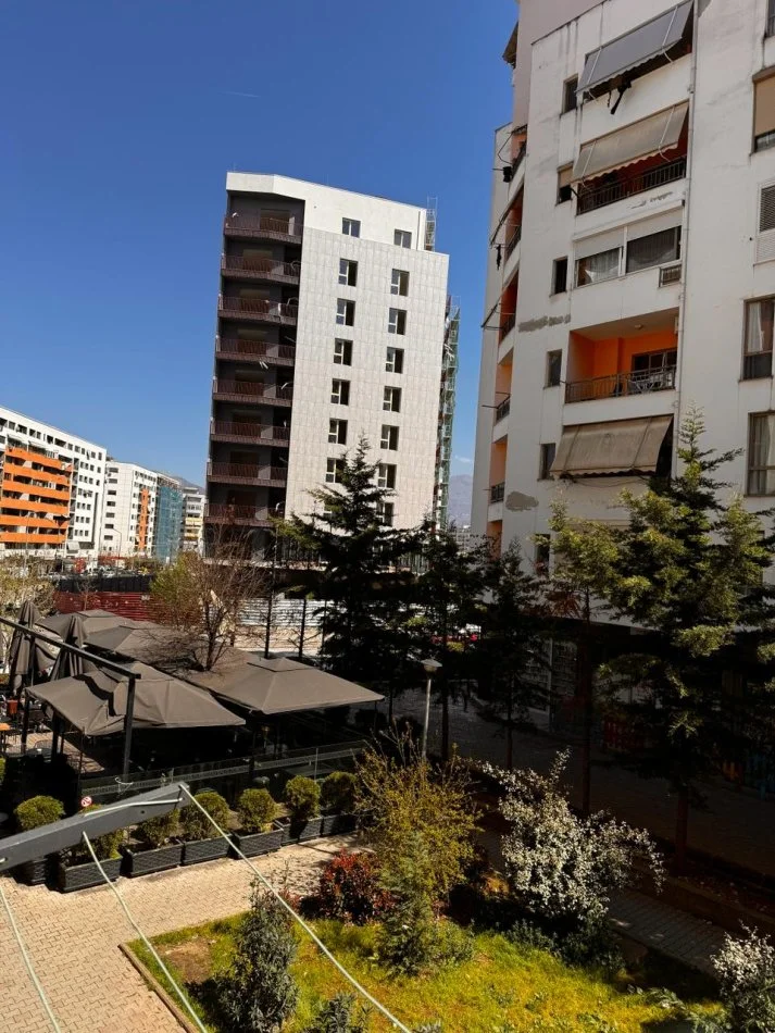 Tirane, jepet me qera apartament 1+1+Ballkon Kati 2, 70 m² 400 € (bulevardi migjeni yzberisht)