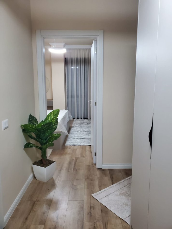 Tirane, jepet me qera apartament 1+1+Ballkon Kati 3, 73 m² 1.000 € (Liqeni i Thate)