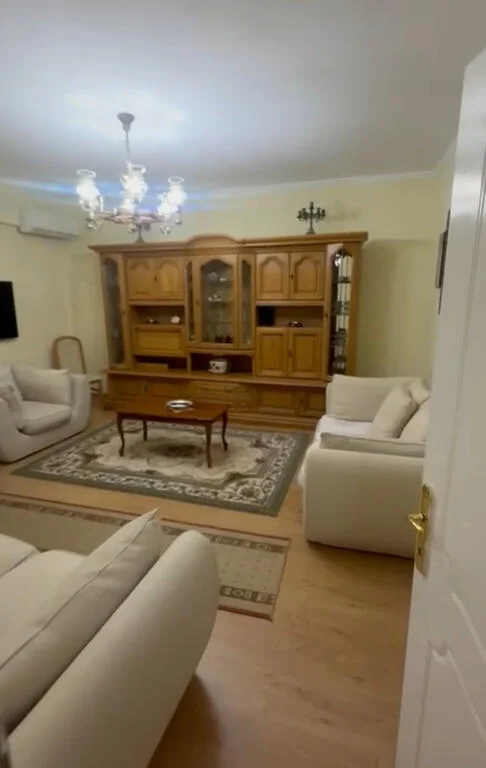 jepet me qera , 600 €