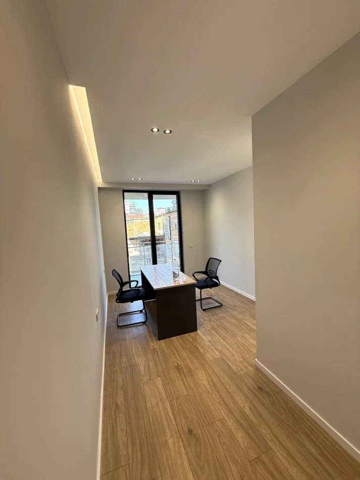 Tirane, jepet me qera zyre Kati 4, 69 m² 700 € (RRUGA  MINE PEZA )