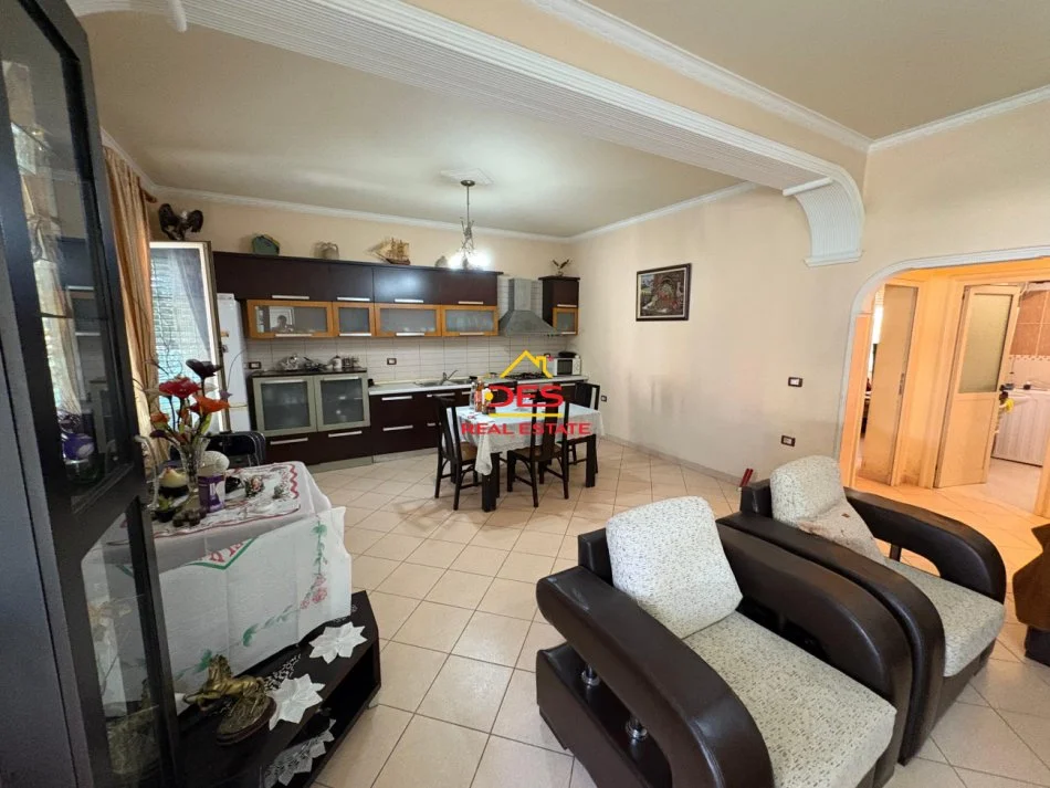 Vlore, jepet me qera shtepi 2+1+Ballkon Kati 0, 100 m² 250 € (Rruga Lef Sallata)