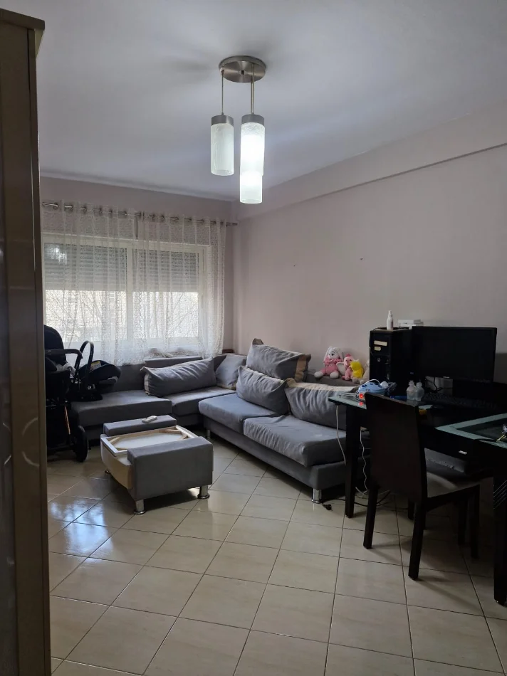 Tirane, jepet me qera apartament 1+1 Kati 3, 50 m² 550 € (Ish parku)