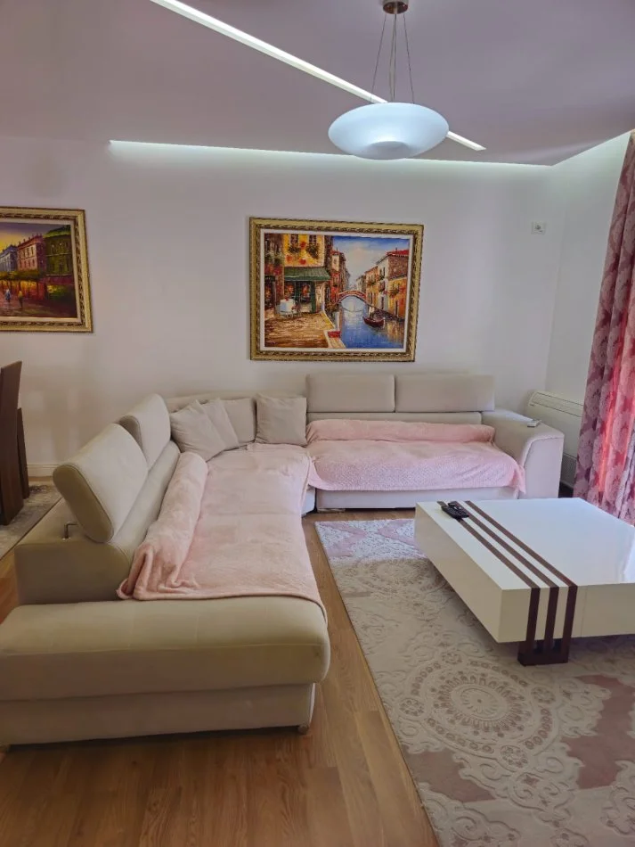 Tirane, jepet me qera apartament 2+1 Kati 4, 85 m² 700 € (LIQENI ARTIFICIAL)