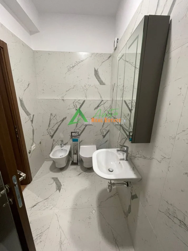 Tirane, jepet me qera apartament 2+1+Ballkon Kati 9, 115 m² 830 € (Rruga e Dibres)