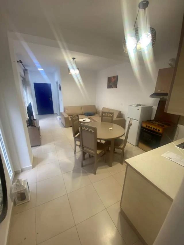 Tirane, jepet me qera apartament 1+1 Kati 3, 65 m² 400 Euro (rruga zallit)