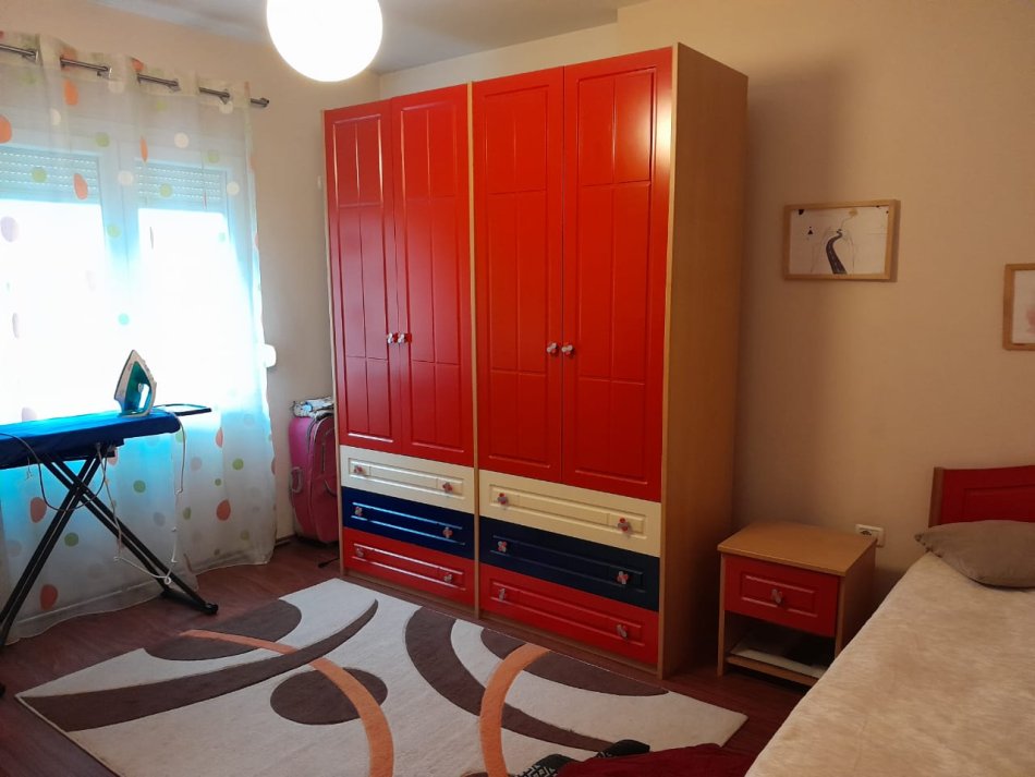 Tirane, jepet me qera apartament 2+1+Ballkon Kati 3, 120 m² 700 € (Kristal Center)