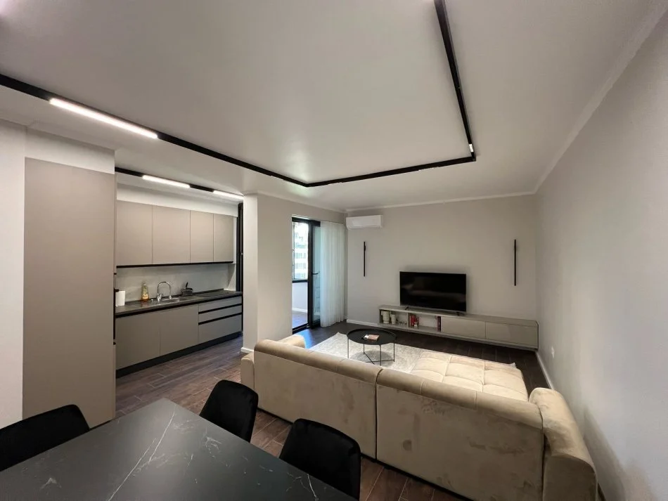 Tirane, jepet me qera apartament 1+1+Ballkon Kati 7, 80 m² 800 € 