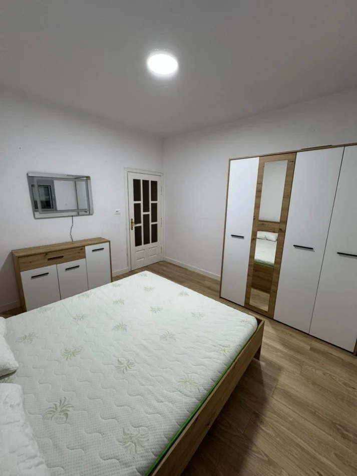 Tirane, jepet me qera apartament 1+1+Ballkon , 65 m² 400 € (Unaza e re)