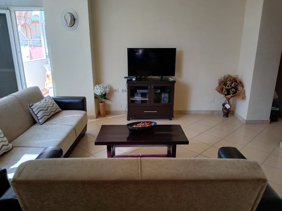 Tirane, jepet me qera apartament 2+1+Ballkon Kati 3, 85 m² 550 € (Kodra e Diellit)