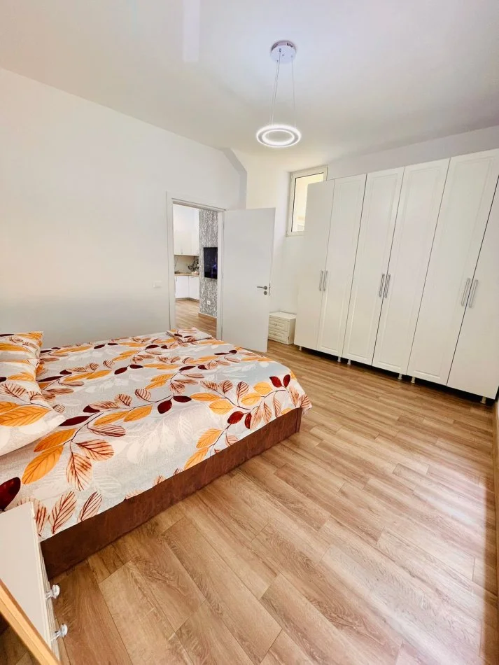 Tirane, jepet me qera apartament 2+1 Kati 0, 77 m² 450 € (Xhamlliku)
