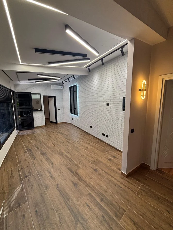 Tirane, jepet me qera ambjent biznesi Kati 0, 65 m² 701 € (Rruga Frosina Plaku)