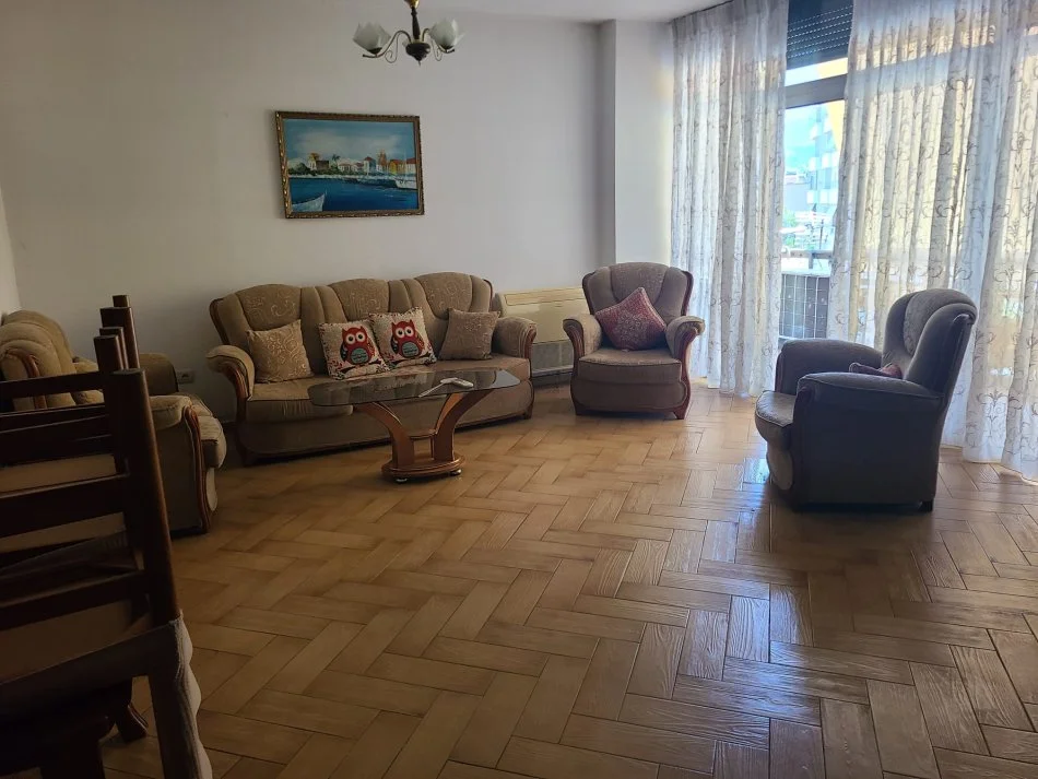 Tirane, jepet me qera apartament 2+1+Ballkon Kati 3, 100 m² 600 € (Tregu Elektrik)