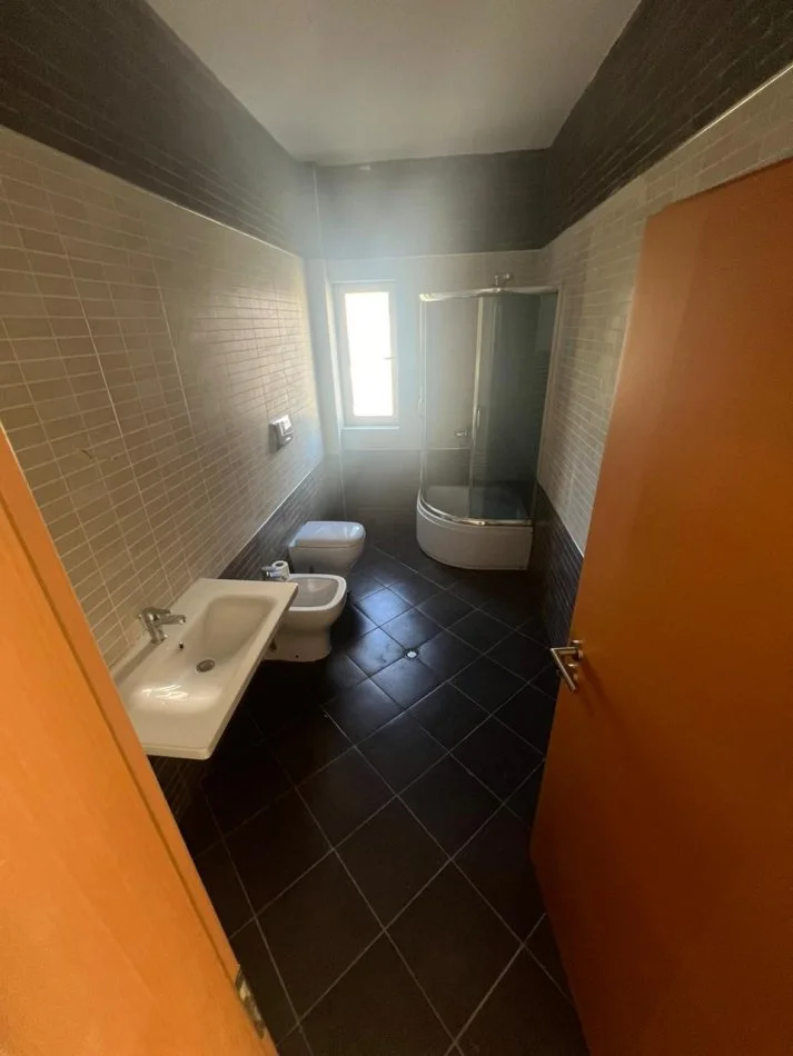 Tirane, shitet Vile 3+1 Kati 3, 530 m² 650.000 € (Liqeni Thate)