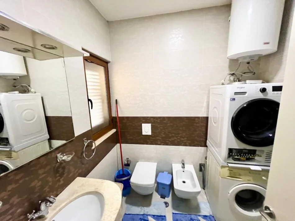 Tirane, jepet me qera apartament 1+1 Kati 1, 81 m² 500 € (Fakulteti i ekonomise)