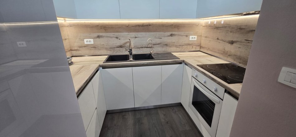 Tirane, jepet me qera apartament 1+1+Ballkon Kati 4, 75 m² 550 € 