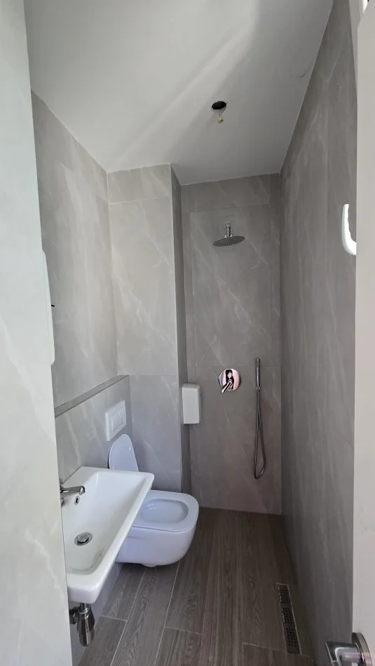 Tirane, jepet me qera ambjent biznesi Kati 1, 118 m² 1.300 € (Stadiumi Dinamo)