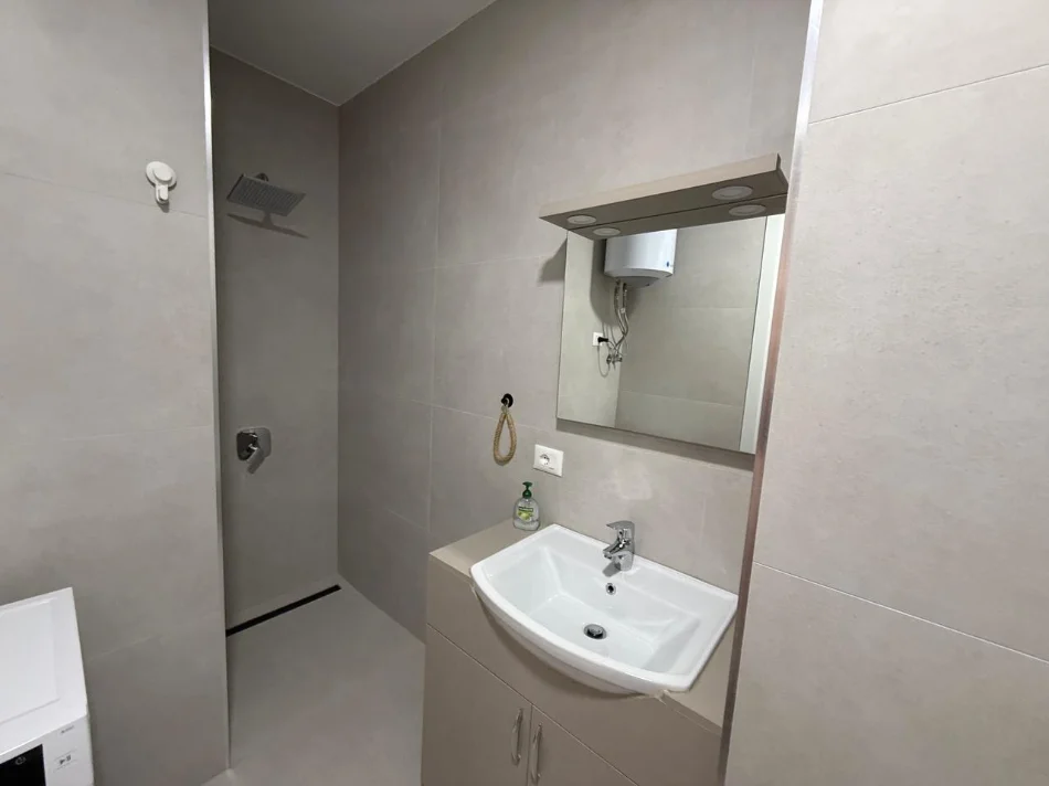 Tirane, jepet me qera apartament 3+1 Kati 2, 120 m² 1.450 € (liqeni thate)