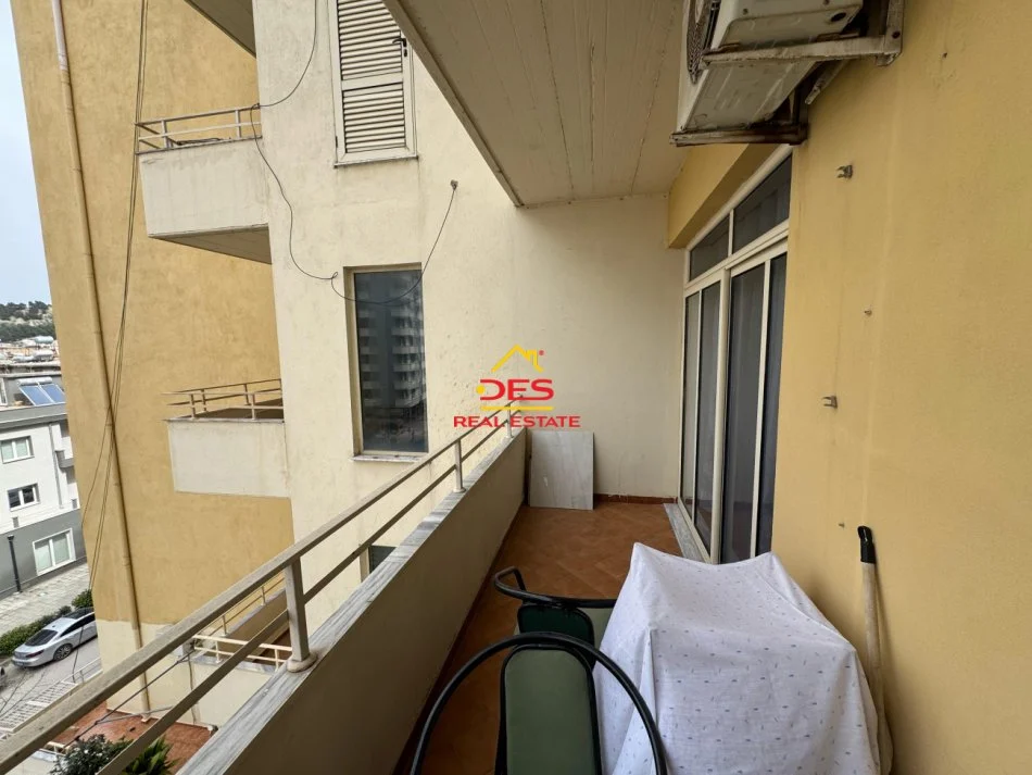 Vlore, jepet me qera apartament 1+1+Ballkon Kati 5, 250 m² 250 € (Rruga 7 Nëntori)
