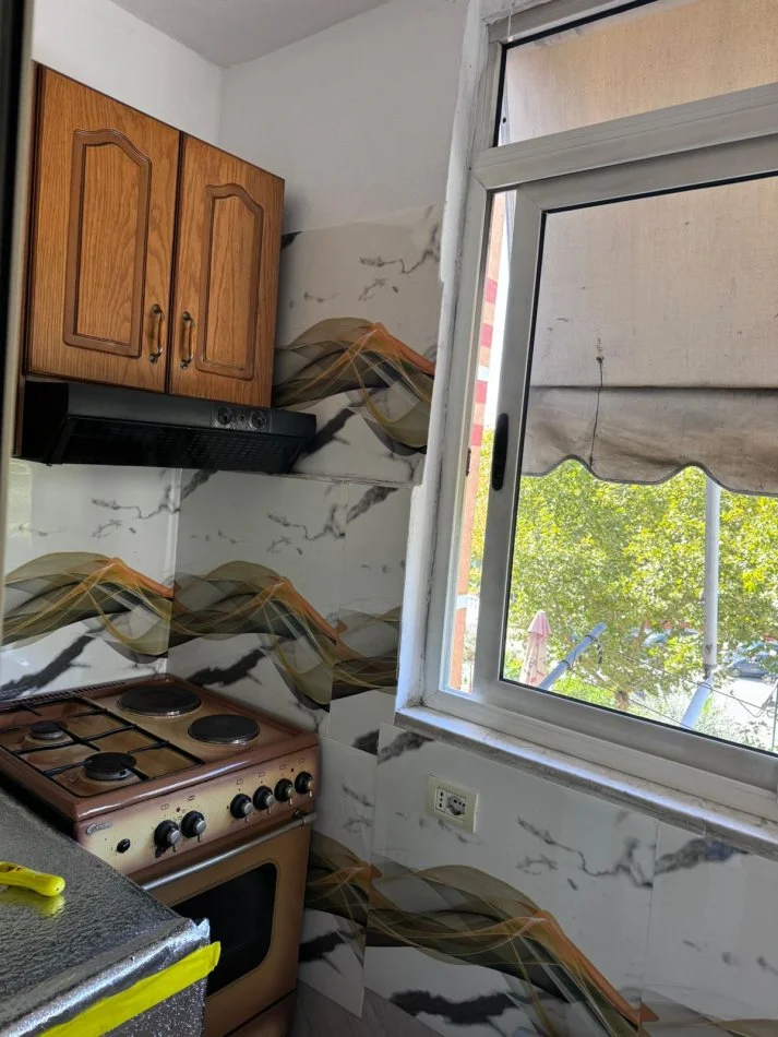 Tirane, jepet me qera apartament 2+1+Ballkon Kati 4, 80 m² 500 € (rruga Elbsanit)