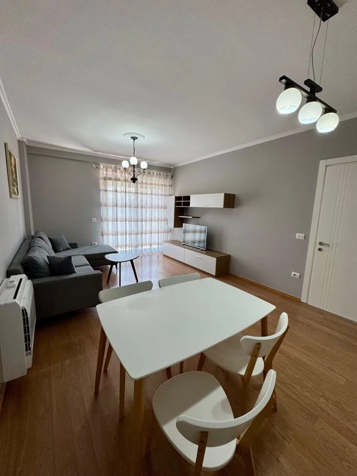 Tirane, jepet me qera apartament 1+1+Ballkon Kati 3, 70 m² 750 € (Pranë Xhamisë)