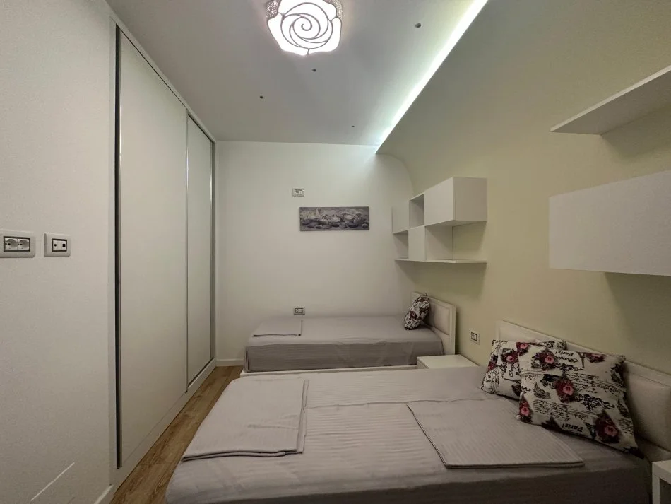 Tirane, jepet me qera apartament 2+1 , 1 m² 600 € (Brryli)