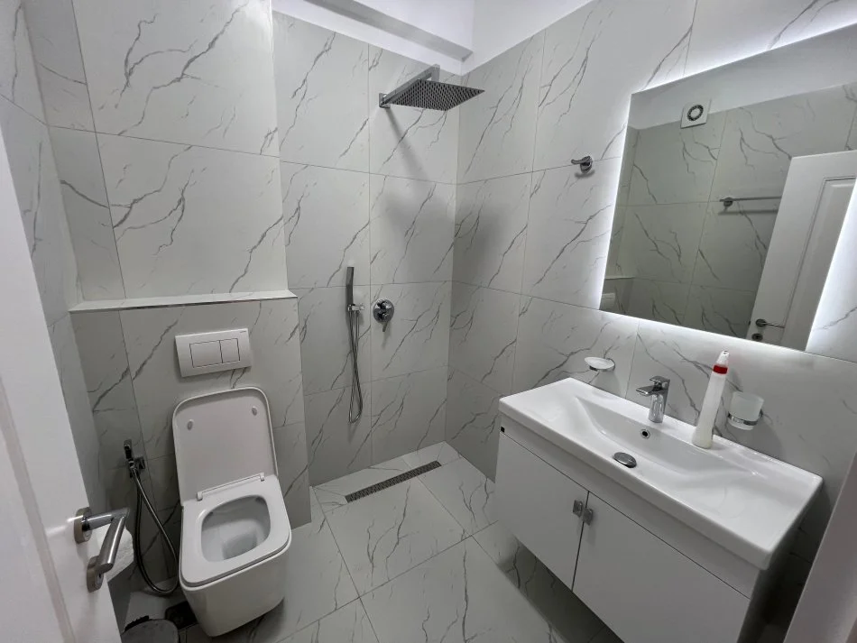 Tirane, jepet me qera apartament 2+1 Kati 7, 118 m² 700 € (Kompleksi "Fratari",ne zonën e Astirit, Unaza e Re, Tiranë.)