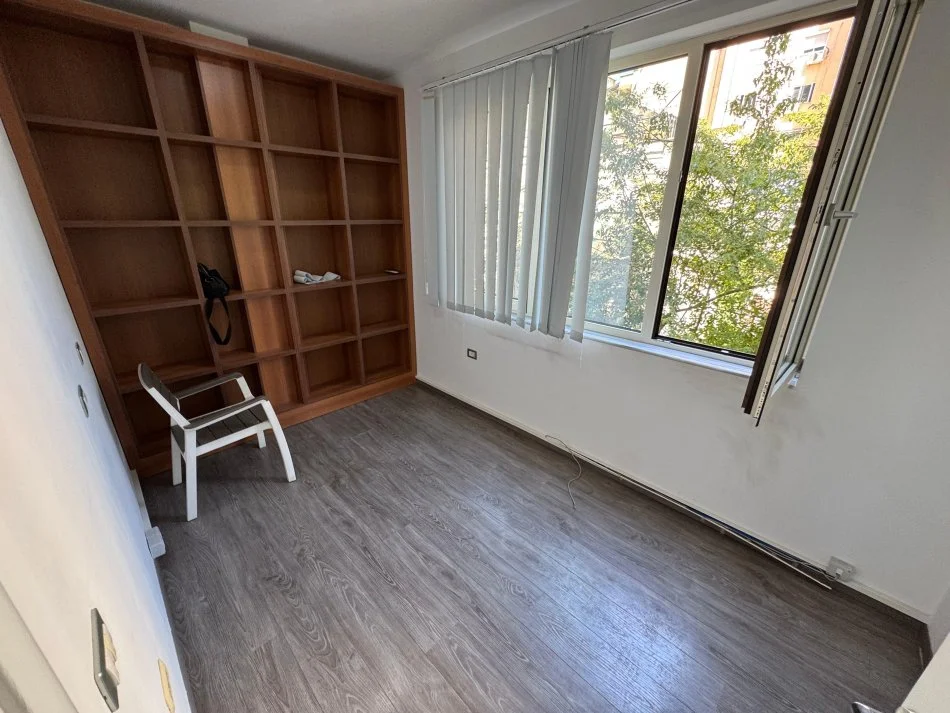 Tirane, jepet me qera ambjent biznesi Kati 1, 120 m² 1.200 € (Rruga e kavajes)