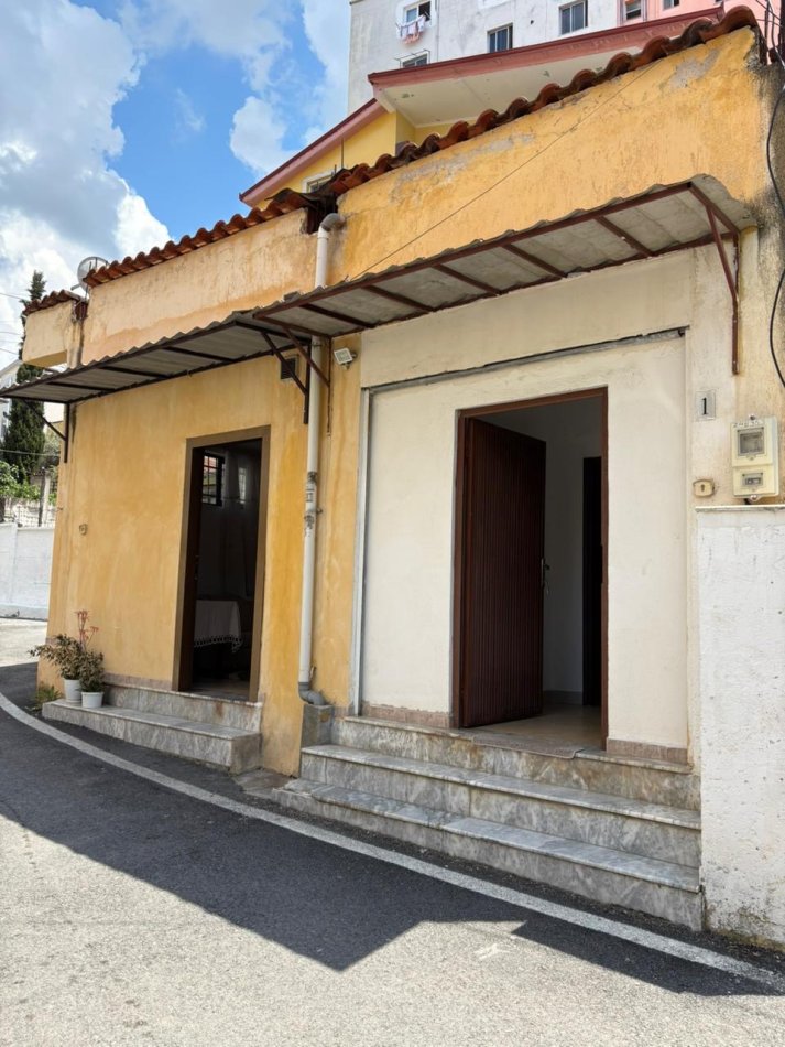 Tirane, jap me qera shtepi 1+1 Kati 0, 45 m² 300 € (Rruga ‘hekuran mara’)