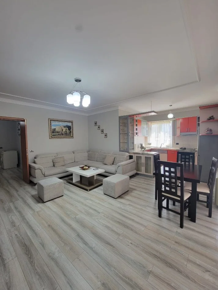 Tirane, jepet me qera apartament 2+1 , 125 m² 900 € (Parku Olimpik)