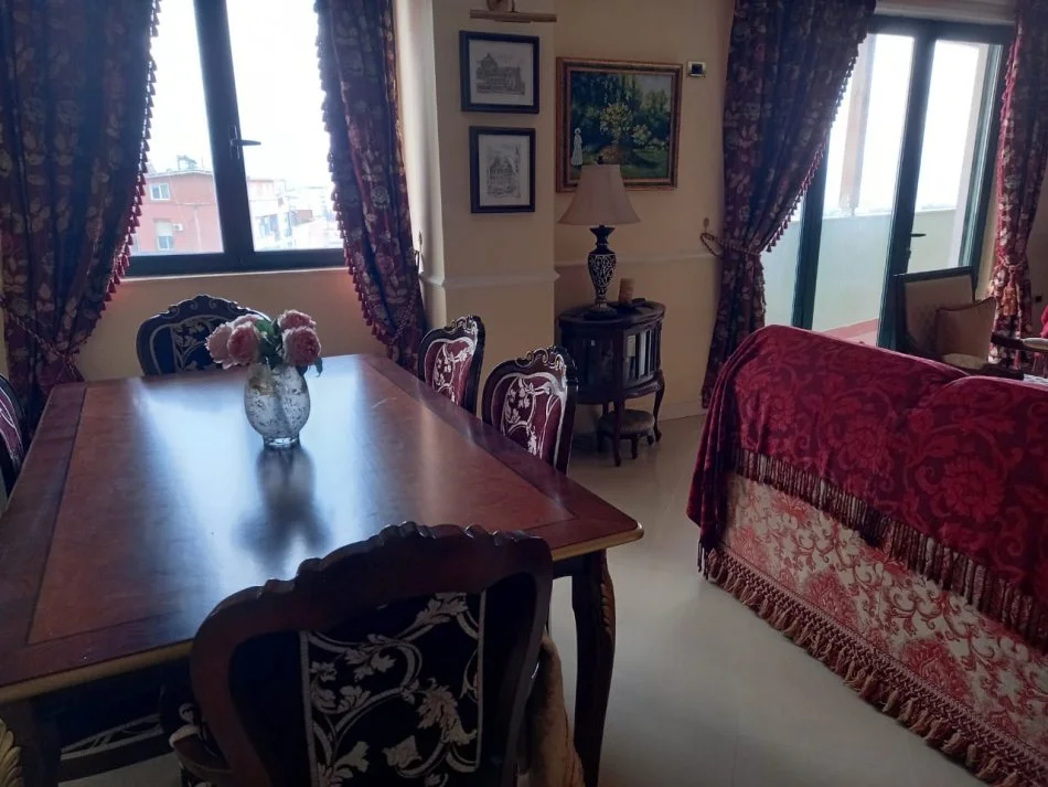 Tirane, jepet me qera 2+1+Ballkon , 550 € (Fresk)