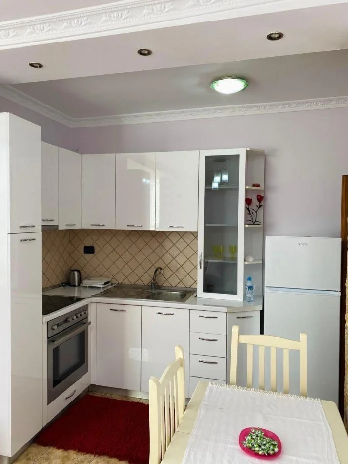 Tirane, jepet me qera apartament 2+1+Ballkon , 600 € (Rruga e Kavajes)