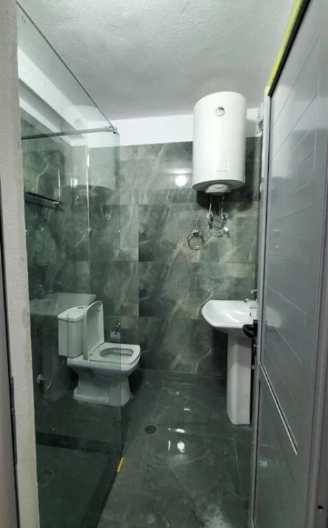 Tirane, jepet me qera apartament 1+1+Ballkon Kati 1, 65 m² 550 € (don Bosko)