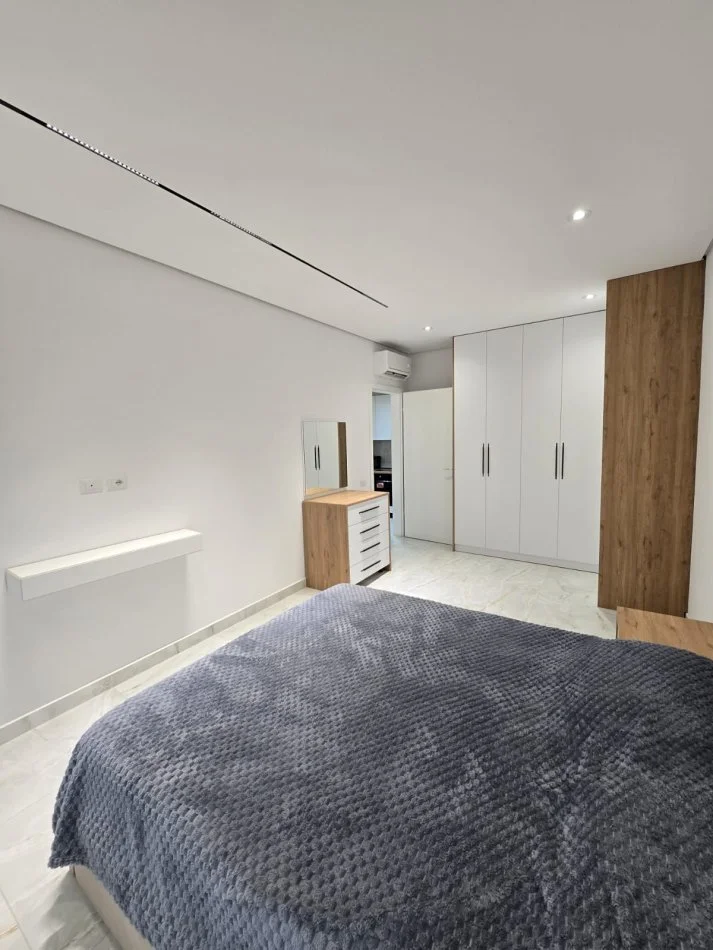 Tirane, jepet me qera apartament 1+1+Ballkon Kati 3, 90 m² 1.000 € (Liqeni i Thate)