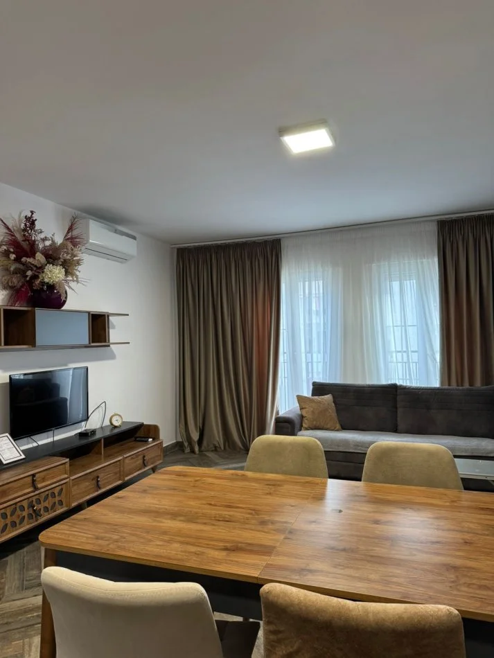Tirane, jepet me qera apartament 1+1+Ballkon Kati 5, 65 m² 550 € (rruga 5 Maj)