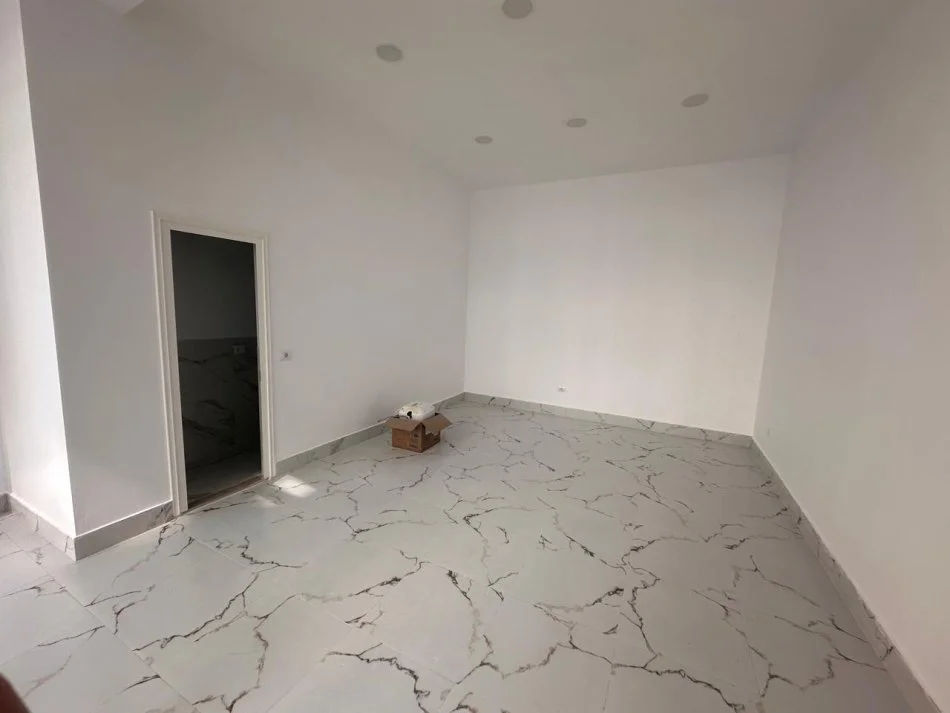 Tirane, jepet me qera dyqan Kati 0, 30 m² 650 € (Sulejman Pasha)
