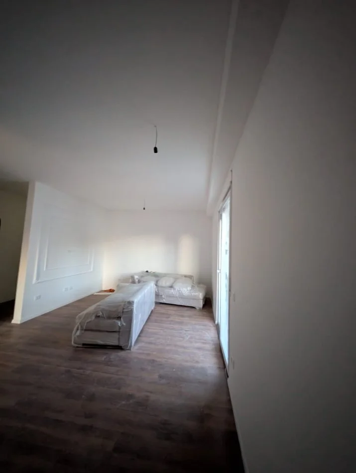 Tirane, jepet me qera apartament 1+1 Kati 5, 65 m² 650 € (Rruga Egnatia)