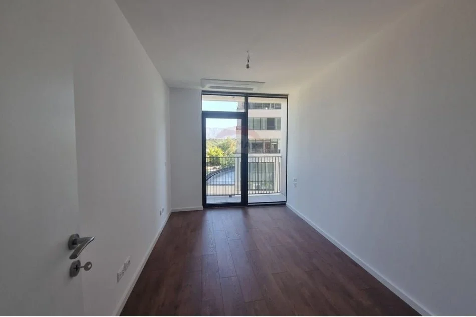 Tirane, jepet me qera zyre Kati 1, 93 m² 1.500 € (Lake View Residences)
