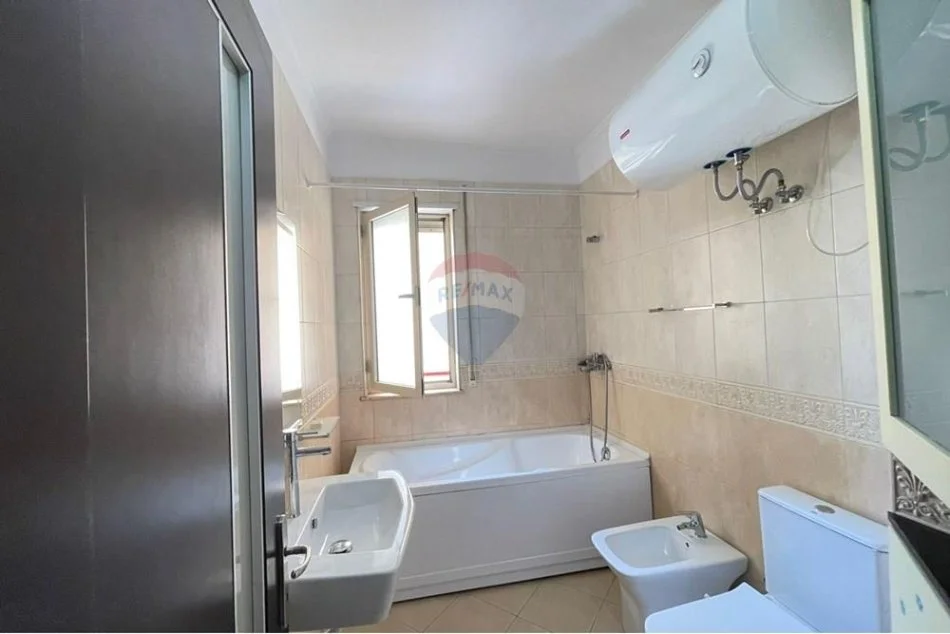 Tirane, jepet me qera apartament 2+1+Ballkon Kati 4, 92 m² 850 € (Sheshi Wilson)