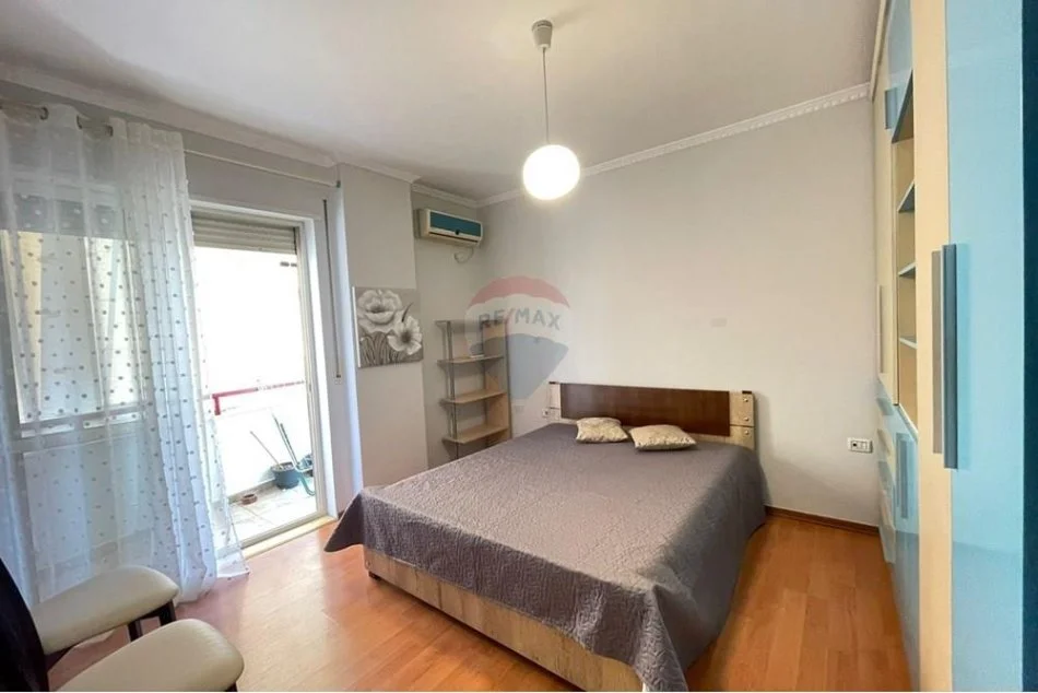 Tirane, jepet me qera apartament 2+1+Ballkon Kati 4, 92 m² 850 € (Sheshi Wilson)