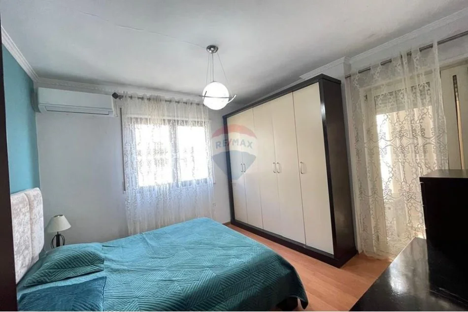 Tirane, jepet me qera apartament 2+1+Ballkon Kati 4, 92 m² 850 € (Sheshi Wilson)