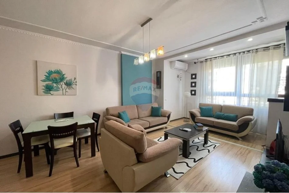 Tirane, jepet me qera apartament 2+1+Ballkon Kati 4, 92 m² 850 € (Sheshi Wilson)
