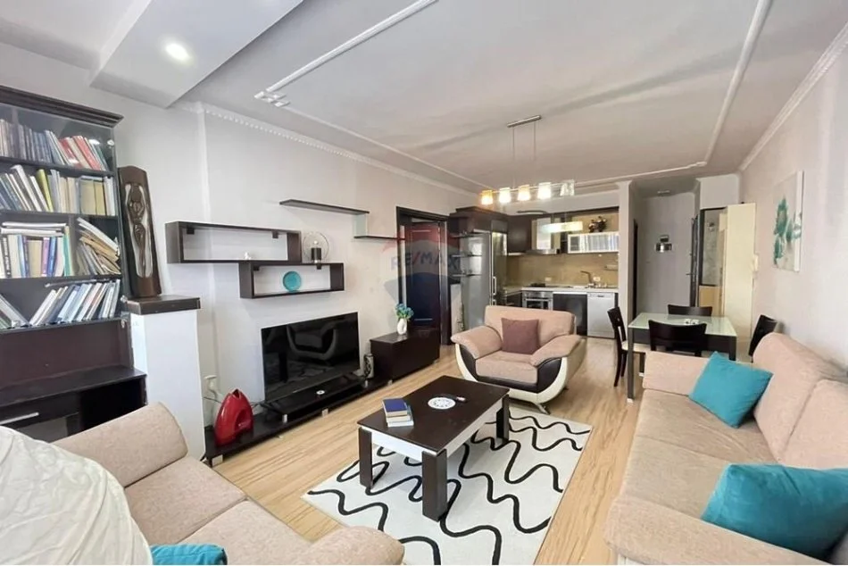 Tirane, jepet me qera apartament 2+1+Ballkon Kati 4, 92 m² 850 € (Sheshi Wilson)