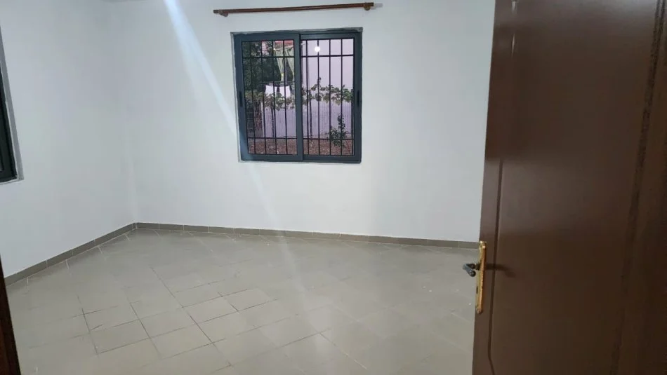 Tirane, jepet me qera shtepi 2+1+Ballkon Kati 1, 115 m² 520 € (Fakulteti Ekonomik)