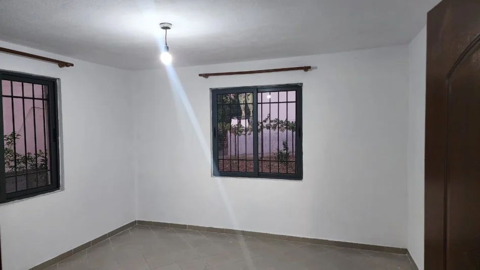 Tirane, jepet me qera shtepi 2+1+Ballkon Kati 1, 115 m² 520 € (Fakulteti Ekonomik)