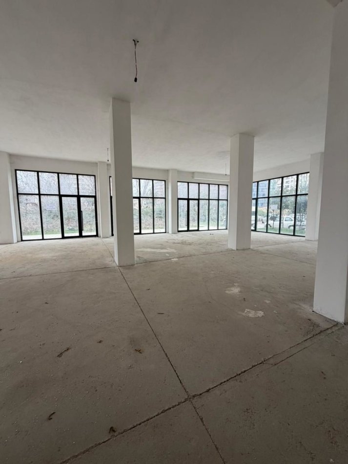 Tirane, jepet me qera ambjent biznesi Kati 0, 300 m² 4.000 € (GREEN CITY)