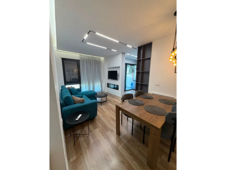 Tirane, jepet me qera apartament 2+1 Kati 4, 900 € 