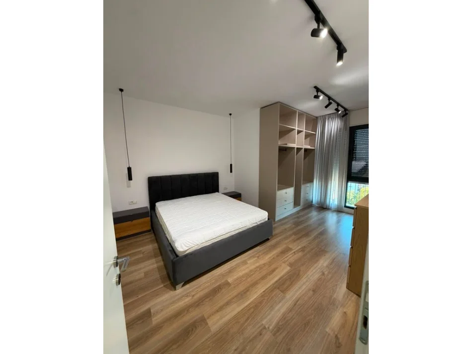 Tirane, jepet me qera apartament 2+1 Kati 4, 900 € 